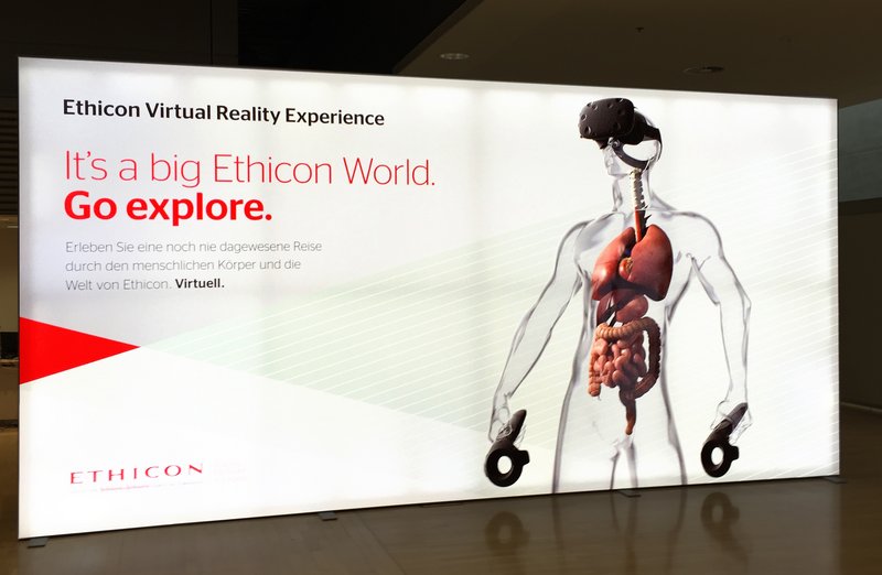Johnson Johnson Ethicon Leuchtwand mit transparentem Mensch mit VR Brille