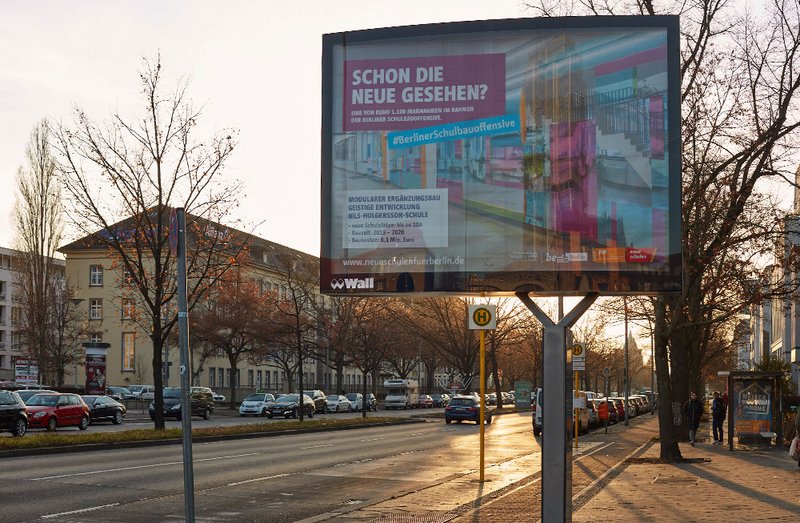 Berliner Schulbauoffensive Plakat an Straße in Berlin