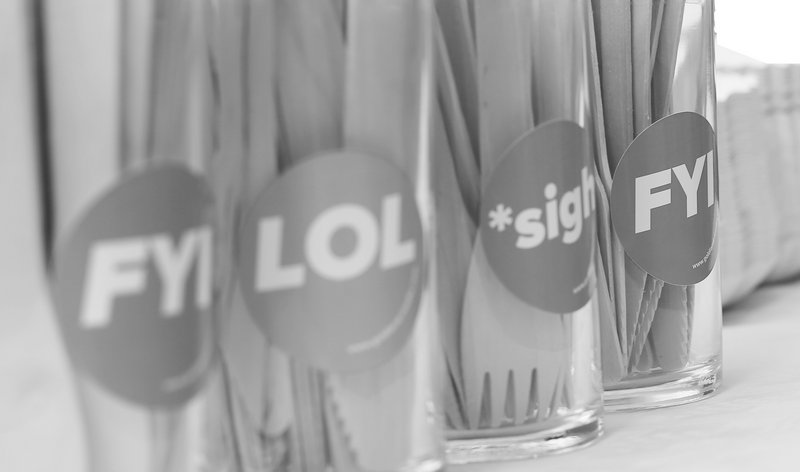 Gläser mit bedruckten Stickern